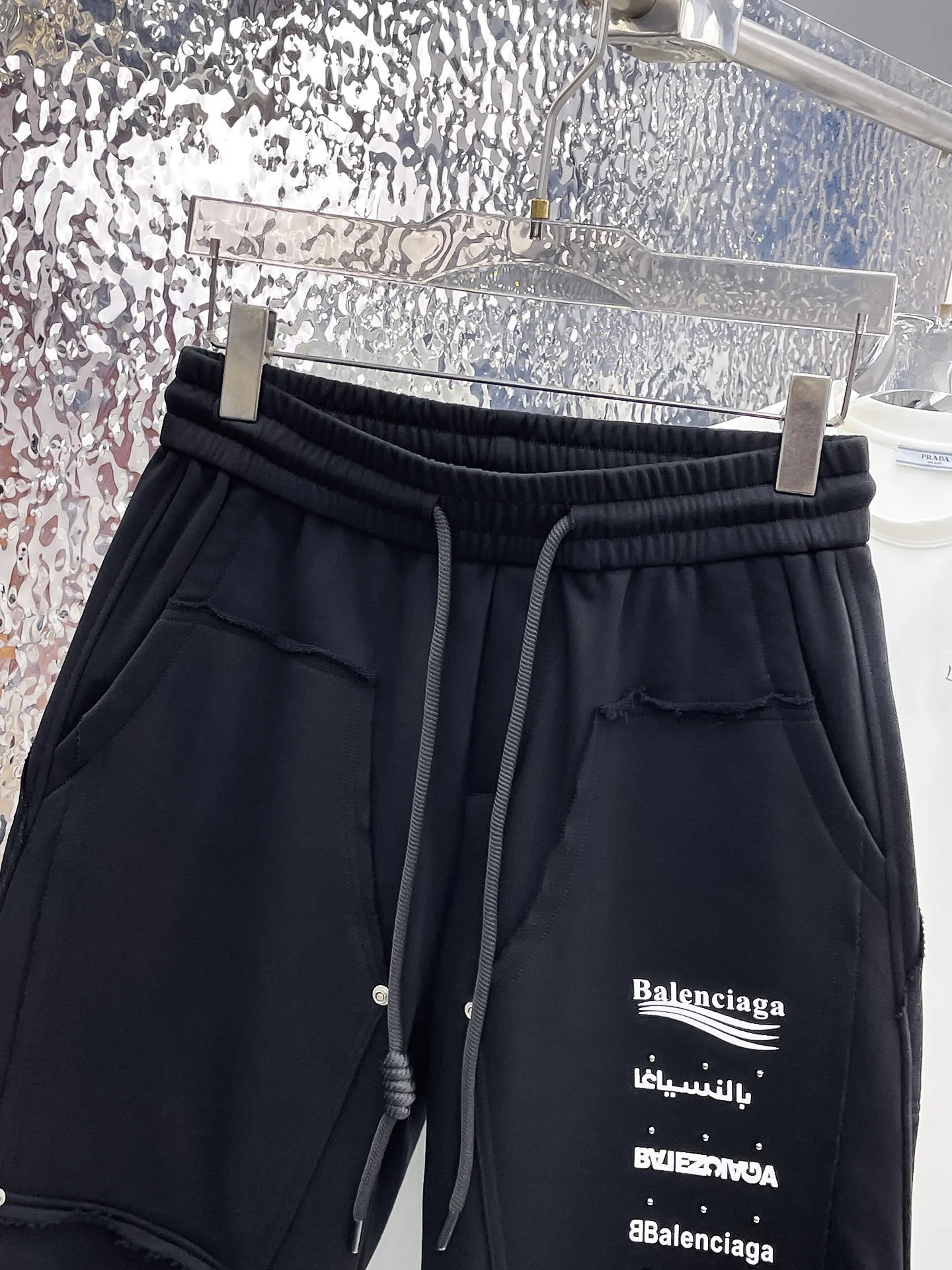 Balenciaga's three-standard complete 2026 summer New Arrival men's casual shorts, advanced custom-made Breathable fabric, Breathable fabric, extremely stretchy and comfortable, impeccable details, top-grade accessories, original logo design concept, delicate and soft feel! The upper body fit is awesome! Size: M-XXXL Please state your height and weight when ordering
